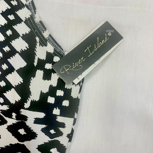 Beautiful top and pencil skirt set. - Picture 5 of 6